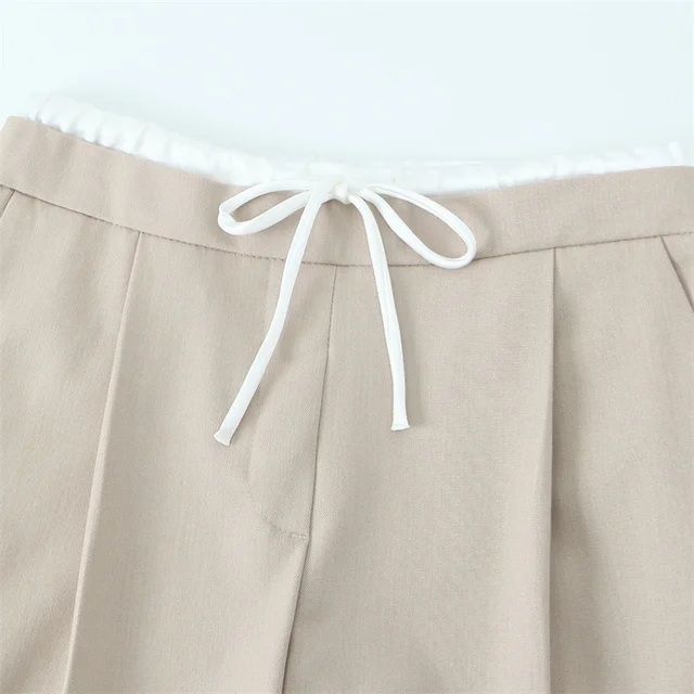 Pantalon beige élégant, coupe ample et droite